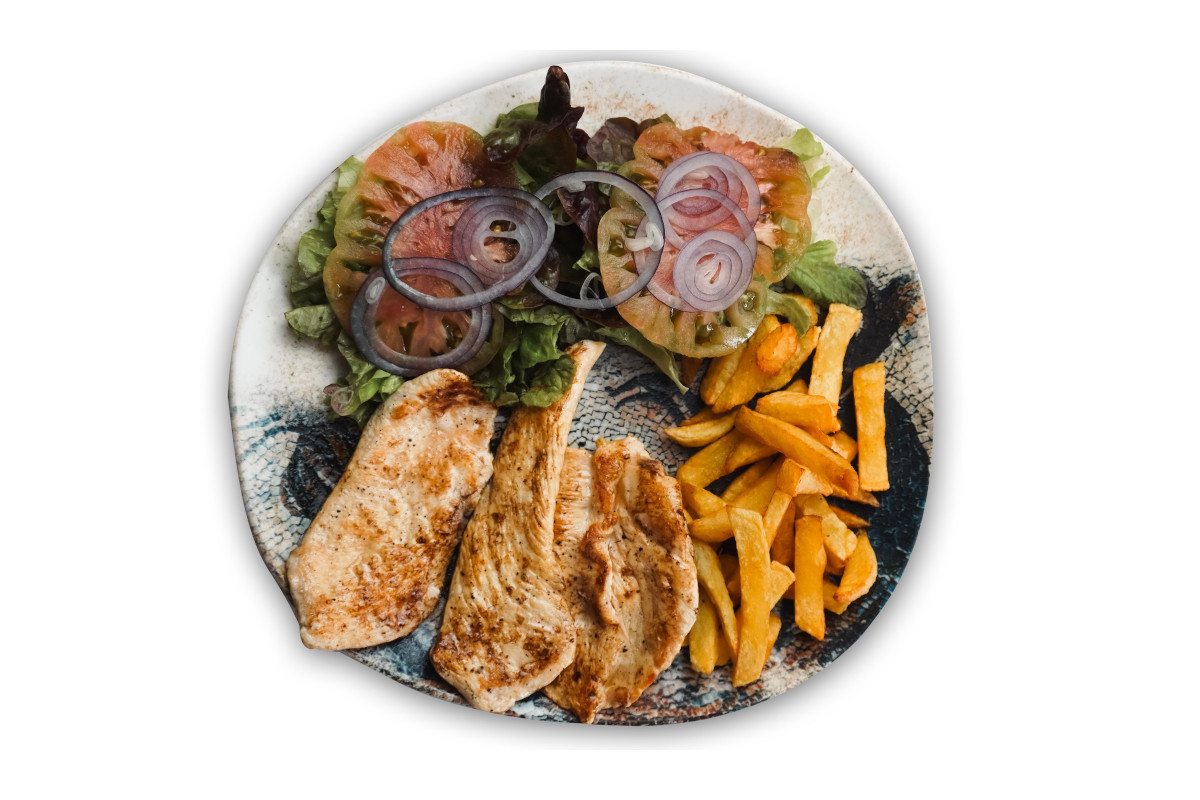 Pechuga de pollo, patatas y ensalada